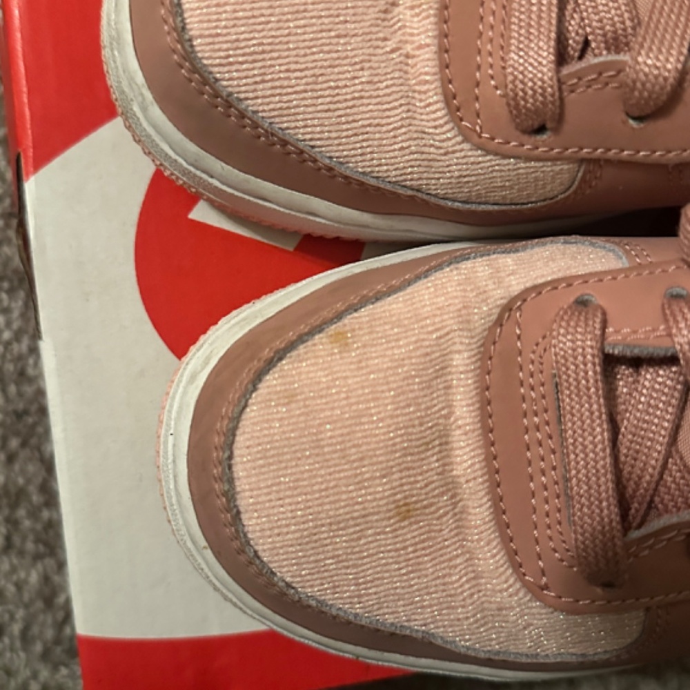 Pink Nike shoes - Picture 6 of 6
